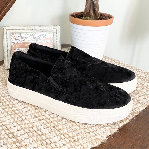 Steve Madden Shoes - 💕🌵STEVE MADDEN Black Velvet Slip on Sneakers 8.5